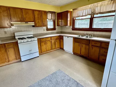 Kitchen - 1521 1st St, Peru, IL 61354 photo 4 of 5