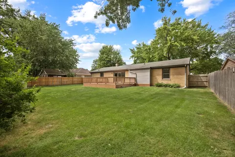 Exterior - 1441 Maple Ln, Elgin, IL 60123 photo 7 of 9
