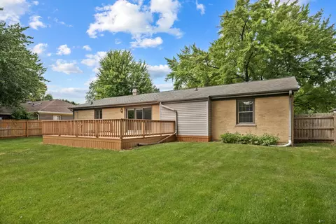 Exterior - 1441 Maple Ln, Elgin, IL 60123 photo 4 of 9