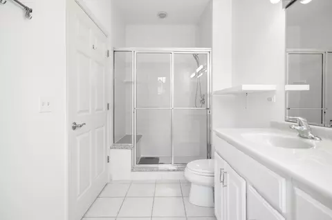 Bath - 60 E Hattendorf Ave, Roselle, IL 60172 photo 3 of 4