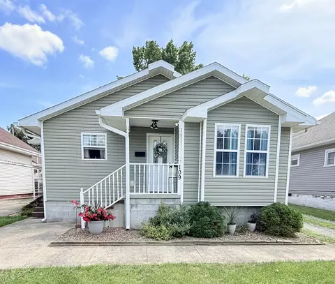109 W College St, Harrisburg, IL 62946