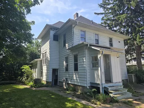 24560 Valley Dr, Pleasant Valley, IA 52767