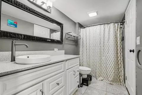Bath - 1355 Devonshire Ln, Hoffman Estates, IL 60169 photo 1 of 2