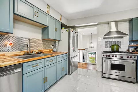 Kitchen - 1355 Devonshire Ln, Hoffman Estates, IL 60169 photo 1 of 3