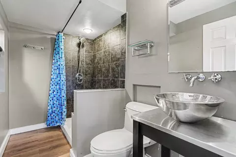 Bath - 1355 Devonshire Ln, Hoffman Estates, IL 60169 photo 2 of 2