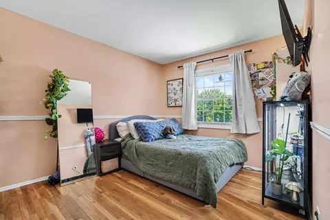 Bedroom - 1355 Devonshire Ln, Hoffman Estates, IL 60169 photo 2 of 4