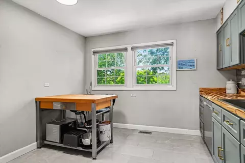 Kitchen - 1355 Devonshire Ln, Hoffman Estates, IL 60169 photo 3 of 3