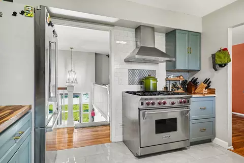 Kitchen - 1355 Devonshire Ln, Hoffman Estates, IL 60169 photo 2 of 3
