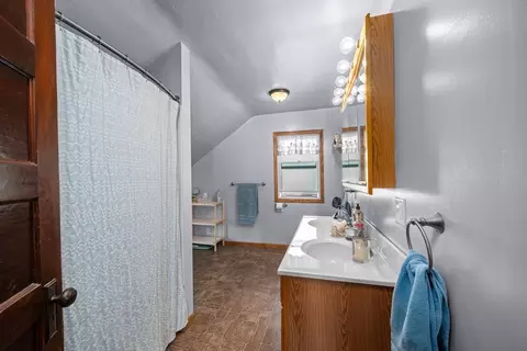 Bath - 324 Roosevelt Ave, Kewanee, IL 61443 photo 3 of 3
