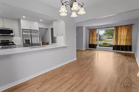 Living - 500 Florian Dr, Des Plaines, IL 60016 photo 2 of 5