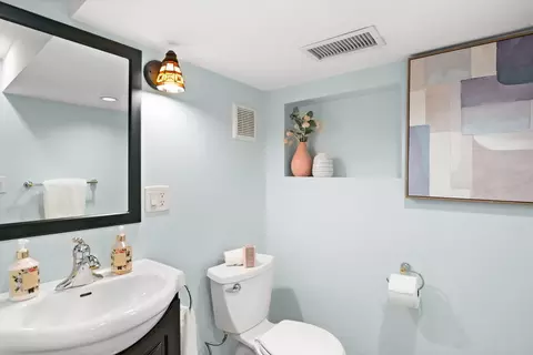 Bath - 1054 Oakview Dr, Wheaton, IL 60187 photo 4 of 4