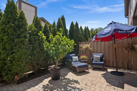 Exterior - 1054 Oakview Dr, Wheaton, IL 60187 photo 3 of 3
