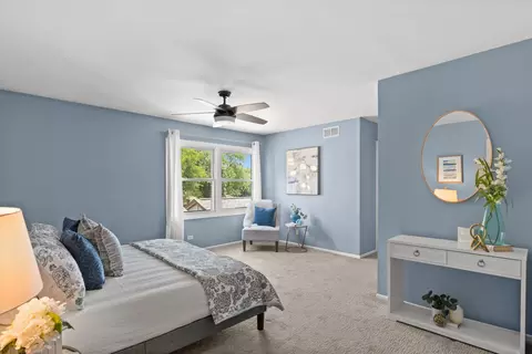 Bedroom - 1054 Oakview Dr, Wheaton, IL 60187 photo 1 of 5