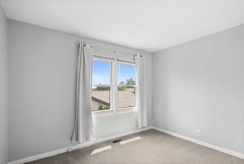Bedroom - 1054 Oakview Dr, Wheaton, IL 60187 photo 5 of 5