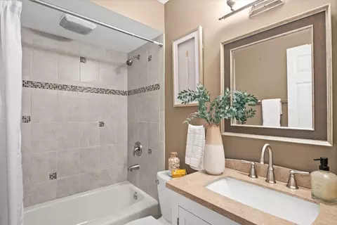 Bath - 1054 Oakview Dr, Wheaton, IL 60187 photo 3 of 4