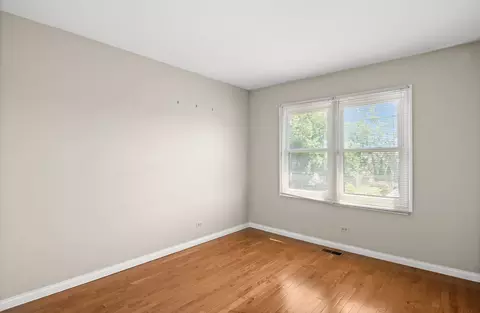 Bedroom - 1054 Oakview Dr, Wheaton, IL 60187 photo 4 of 5