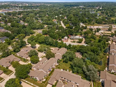 View/Area - 1054 Oakview Dr, Wheaton, IL 60187 photo 2 of 4