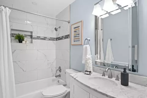 Bath - 1054 Oakview Dr, Wheaton, IL 60187 photo 2 of 4