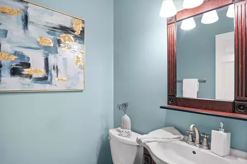 Bath - 1054 Oakview Dr, Wheaton, IL 60187 photo 1 of 4