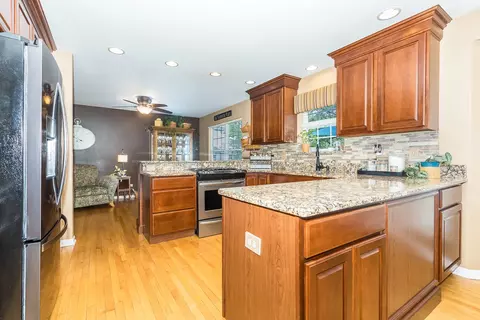 Kitchen - 1607 Sierra Highlands Ct, Plainfield, IL 60586 photo 4 of 5