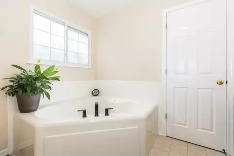 Bath - 1607 Sierra Highlands Ct, Plainfield, IL 60586 photo 2 of 3