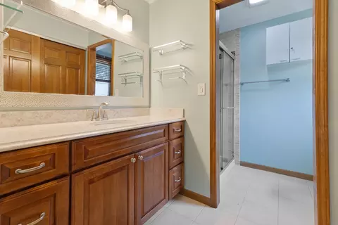 Bath - 345 Mayfair Dr, Aurora, IL 60504 photo 1 of 2