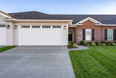 28 Frank Ct, Leclaire, IA 52753