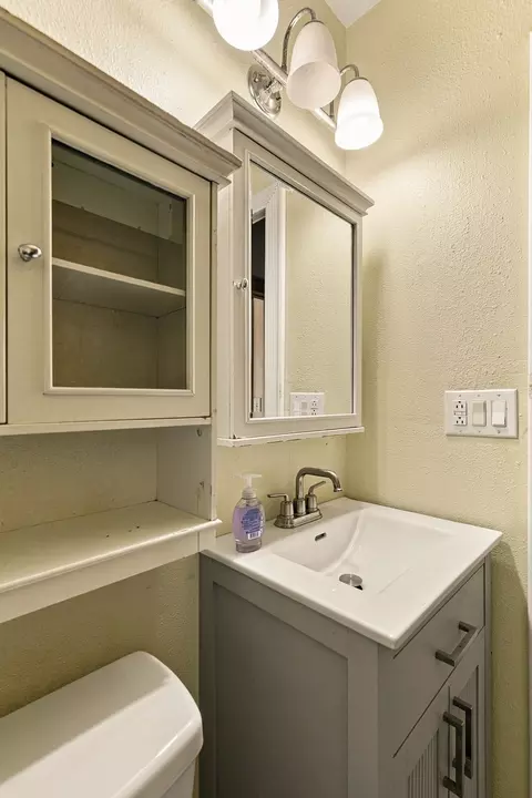 Bath - 1004 16th Ave, Moline, IL 61265 photo 2 of 2