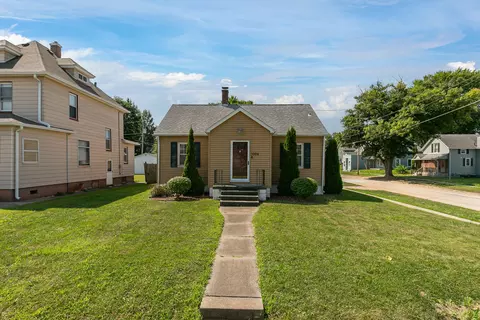 Exterior - 1004 16th Ave, Moline, IL 61265 photo 5 of 5