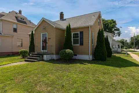 Exterior - 1004 16th Ave, Moline, IL 61265 photo 1 of 5