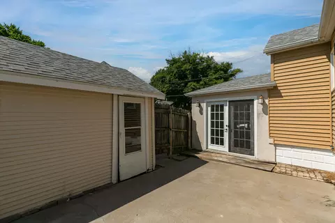 Exterior - 1004 16th Ave, Moline, IL 61265 photo 3 of 5