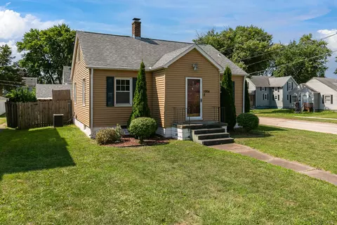 Exterior - 1004 16th Ave, Moline, IL 61265 photo 2 of 5