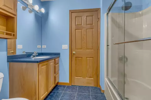 Bath - 2 Echowood Dr, Algonquin, IL 60102 photo 2 of 4