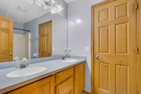 Bath - 2 Echowood Dr, Algonquin, IL 60102 photo 3 of 4