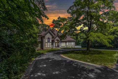 Exterior - 2 Echowood Dr, Algonquin, IL 60102 photo 2 of 4