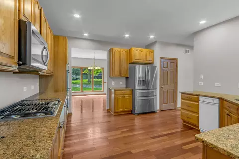 Kitchen - 2 Echowood Dr, Algonquin, IL 60102 photo 3 of 3