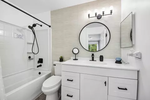 Bath - 3386 Sanctuary Dr, Elgin, IL 60124 photo 2 of 3