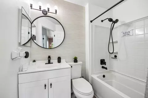 Bath - 3386 Sanctuary Dr, Elgin, IL 60124 photo 3 of 3
