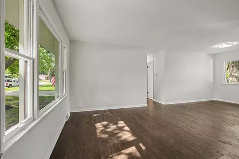 Living - 753 Westgate Dr, Aurora, IL 60506 photo 2 of 3