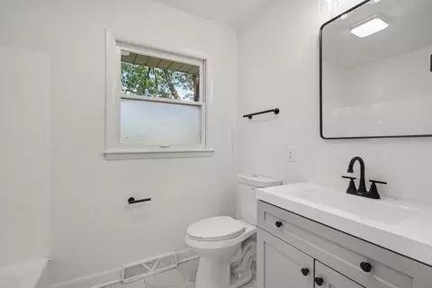 Bath - 753 Westgate Dr, Aurora, IL 60506 photo 1 of 4
