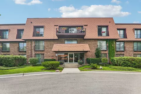 3950 Dundee Rd #203, Northbrook, IL 60062