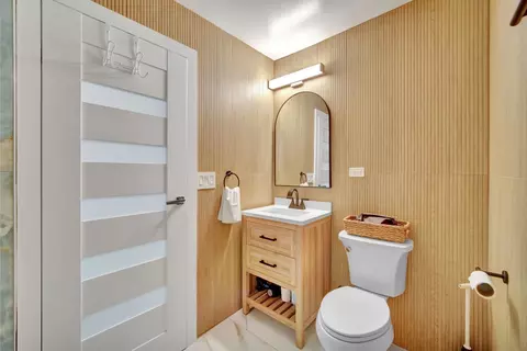 Bath - 7228 39th St #1E, Lyons, IL 60534 photo 2 of 2