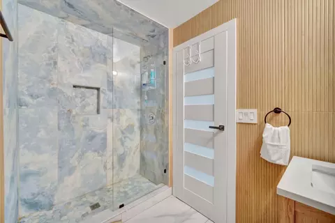 Bath - 7228 39th St #1E, Lyons, IL 60534 photo 1 of 2