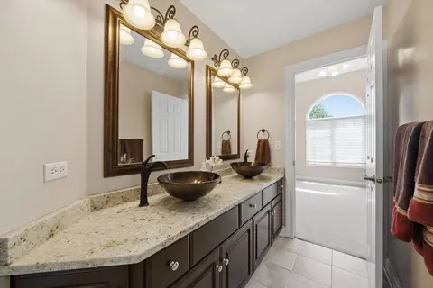 Bath - 1108 Chadwick Ct, Aurora, IL 60502 photo 2 of 5