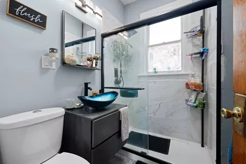 Bath - 11548 S Normal Ave, Chicago, IL 60628 photo 1 of 1