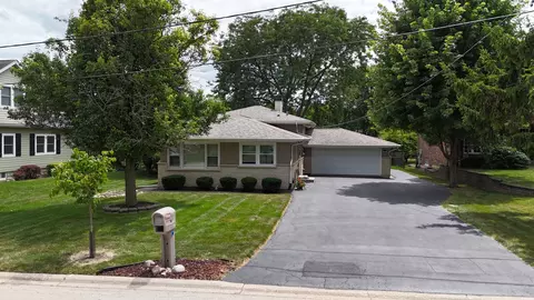 23 W 56th Pl, Westmont, IL 60559