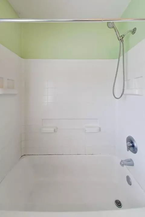 Bath - 6820 Ayre Dr, Mchenry, IL 60050 photo 4 of 4