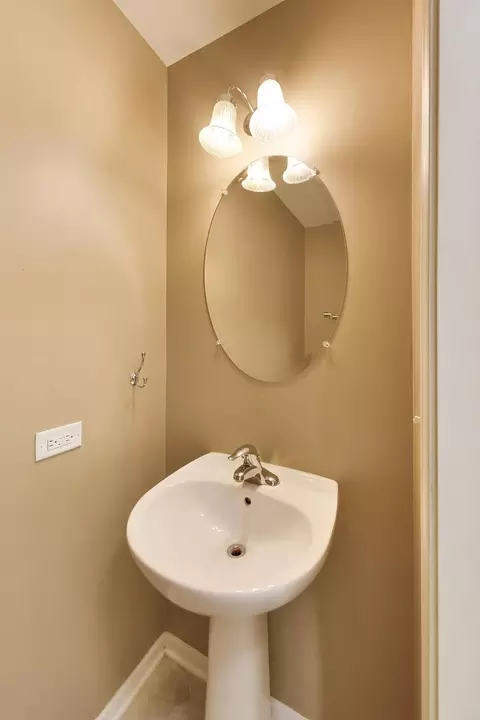 Bath - 6820 Ayre Dr, Mchenry, IL 60050 photo 1 of 4