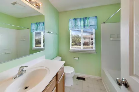 Bath - 6820 Ayre Dr, Mchenry, IL 60050 photo 3 of 4