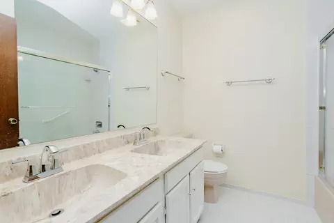 Bath - 358 E Beech Dr, Schaumburg, IL 60193 photo 2 of 3